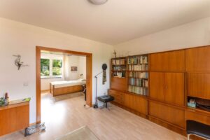 Ankleide mit Blick ins Schlafzimmer