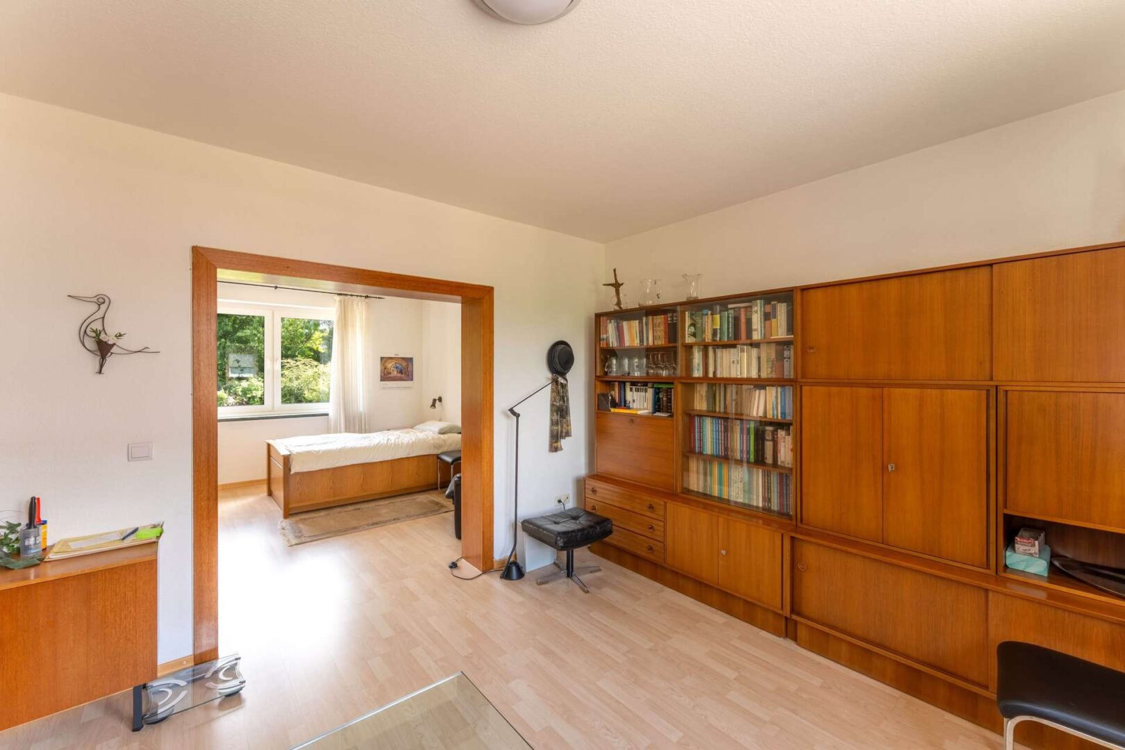 Ankleide mit Blick ins Schlafzimmer