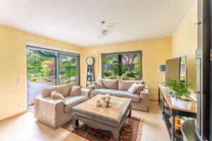 Wohnzimmer mit Gartenblick