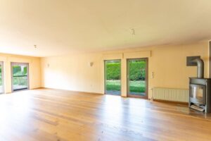 Großes Wohnzimmer mit Kamin