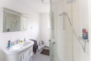 OG rechts: Badezimmer