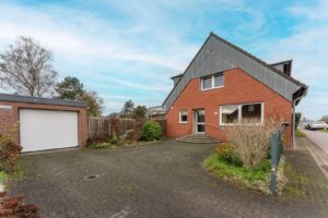 Einfahrt / Garage mit Stellplätzen