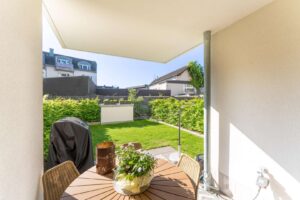 Überdachte Terrasse mit Blick in den Garten