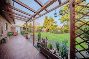 Terrasse mit Blick in den Garten