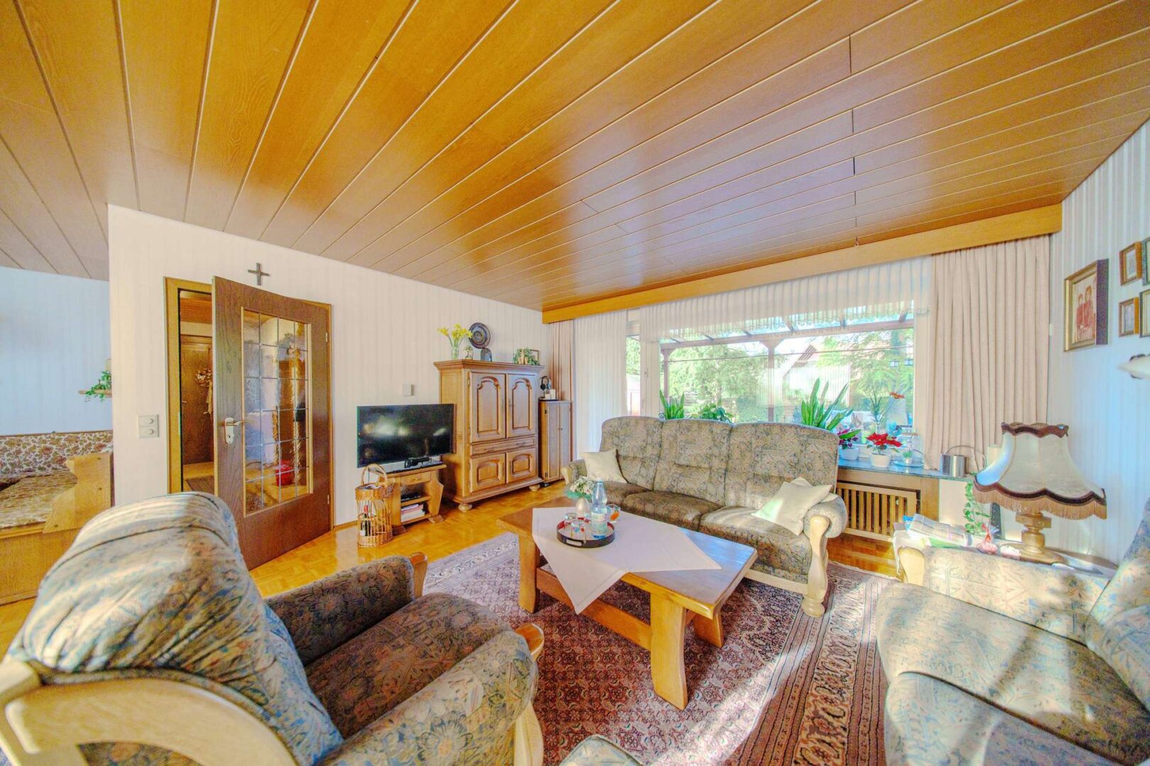 Wohnzimmer mit Gartenblick