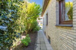 Seitlicher Zugang zur Straße