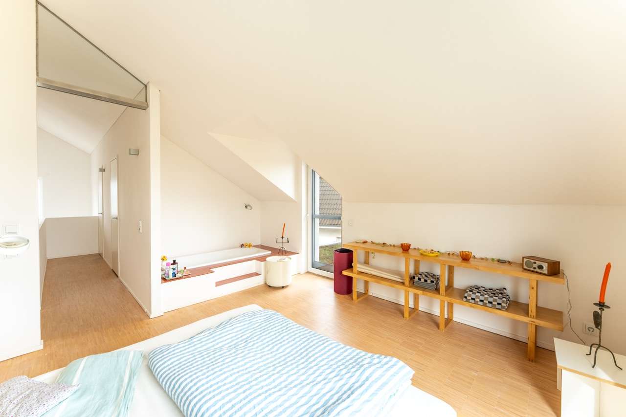 Schlafzimmer 1 mit Badewanne