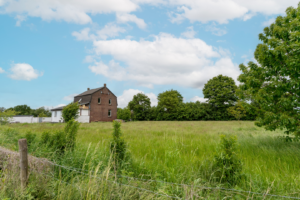 Hausansicht mit Anbau