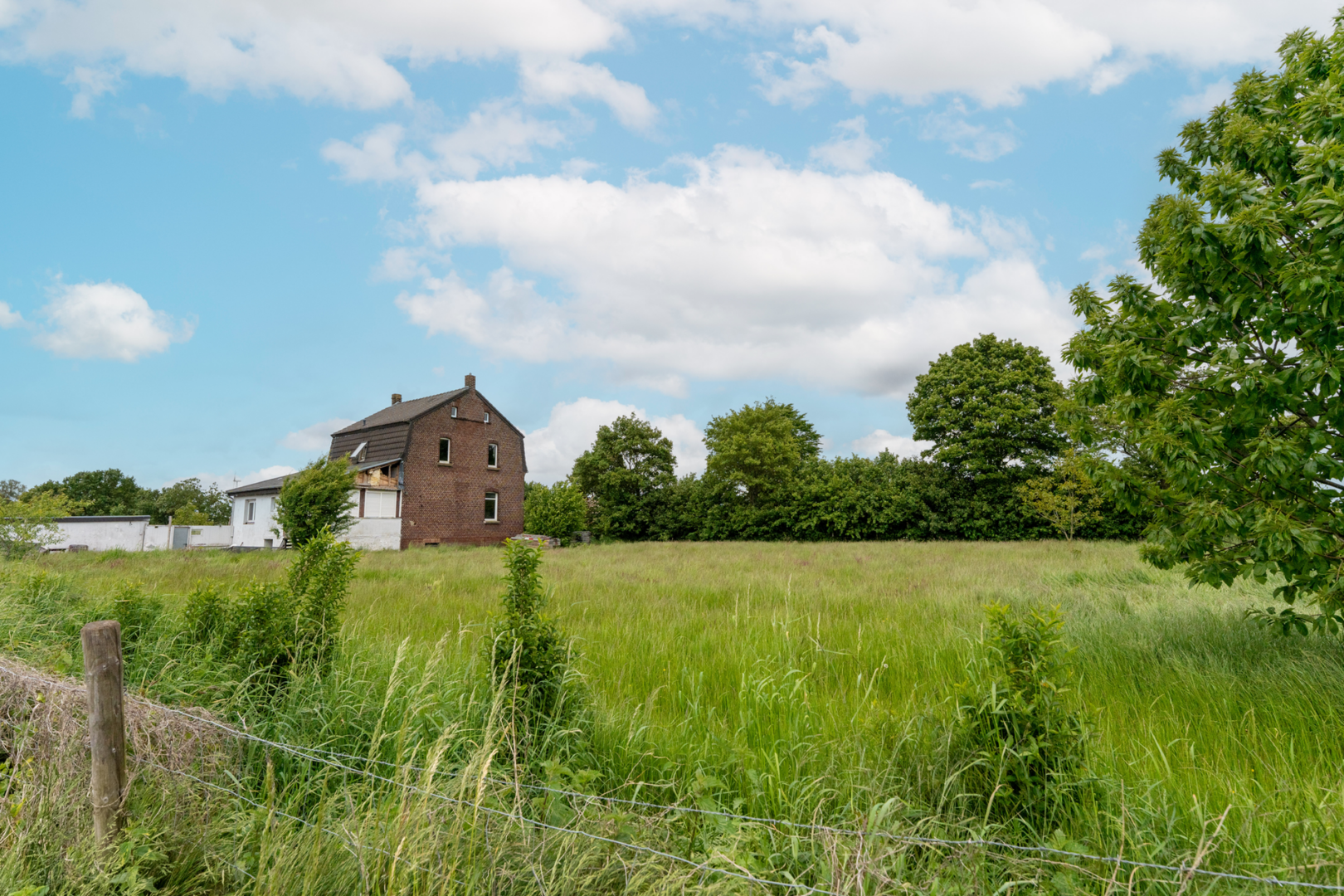 Hausansicht mit Anbau